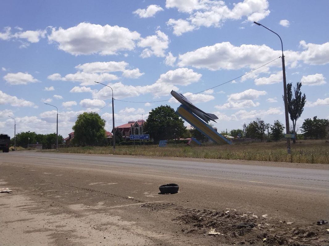 Укропропаганда завывает про то, что они устроили русне в Чернобаевке ад. Побывали в этом "аду" Укропропаганда завывает про то, что они устроили русне в Чернобаевке ад. Побывали в этом "аду"