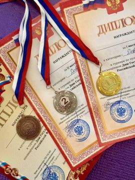 В Херсонском специализированном спортивном колледже прошёл турнир по пулевой стрельбе, посвящённый Дню Государственного флага Российской Федерации