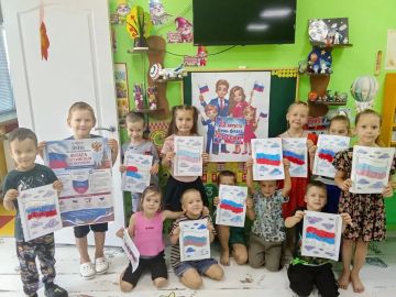Ко Дню Государственного флага России во всех возрастных группах детского сада «Солнышко» прошли тематические занятия!