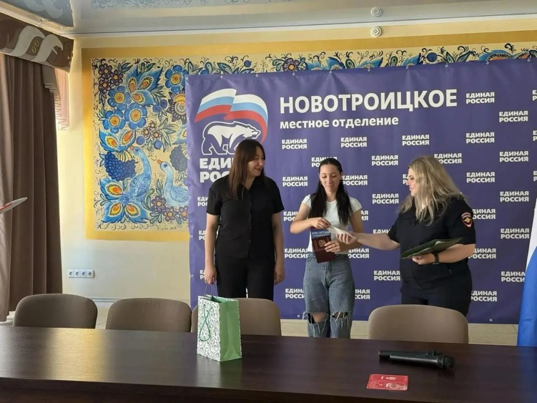 В Новотроицком округе ко Дню флага России 14-летним жителям вручили паспорта В Новотроицком округе ко Дню флага России 14-летним жителям вручили паспорта