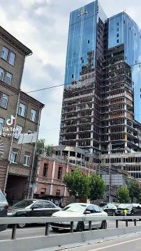 Повреждённый обстрелами бизнес-центр 101 Tower в Киеве
