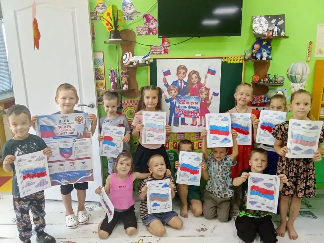 Ко Дню Государственного флага России во всех возрастных группах детского сада «Солнышко» прошли тематические занятия!
