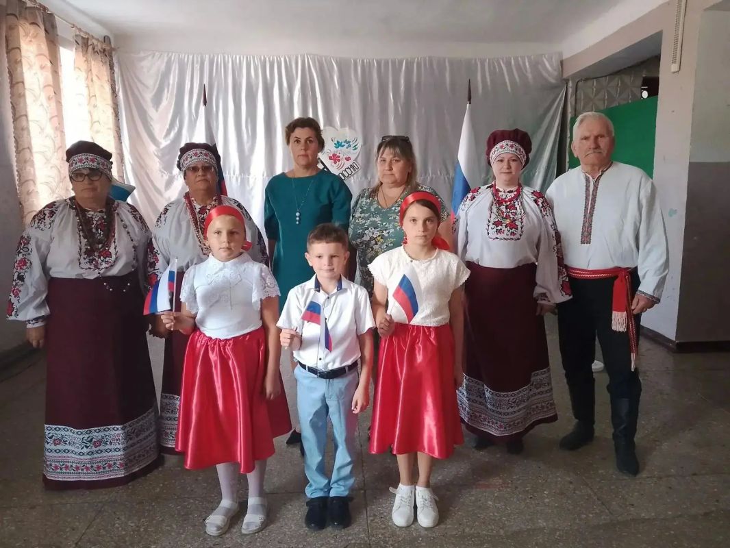 В Азовском прошло торжественное собрание «Российский триколор» В Азовском прошло торжественное собрание «Российский триколор»