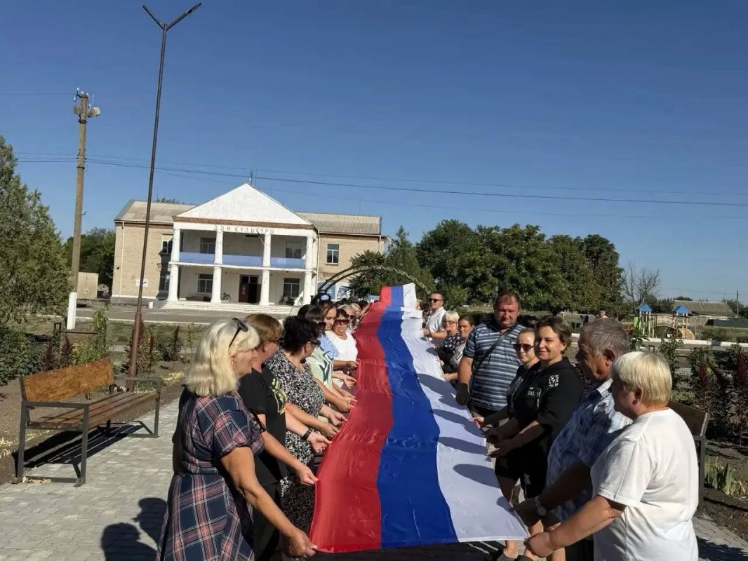 В Великой Лепетихе развернули 22-метровый флаг России ко Дню триколора В Великой Лепетихе развернули 22-метровый флаг России ко Дню триколора
