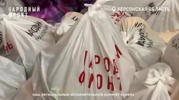 Ко Дню российского флага Народный фронт приехал с подарками в один из ПВР на Херсонщине