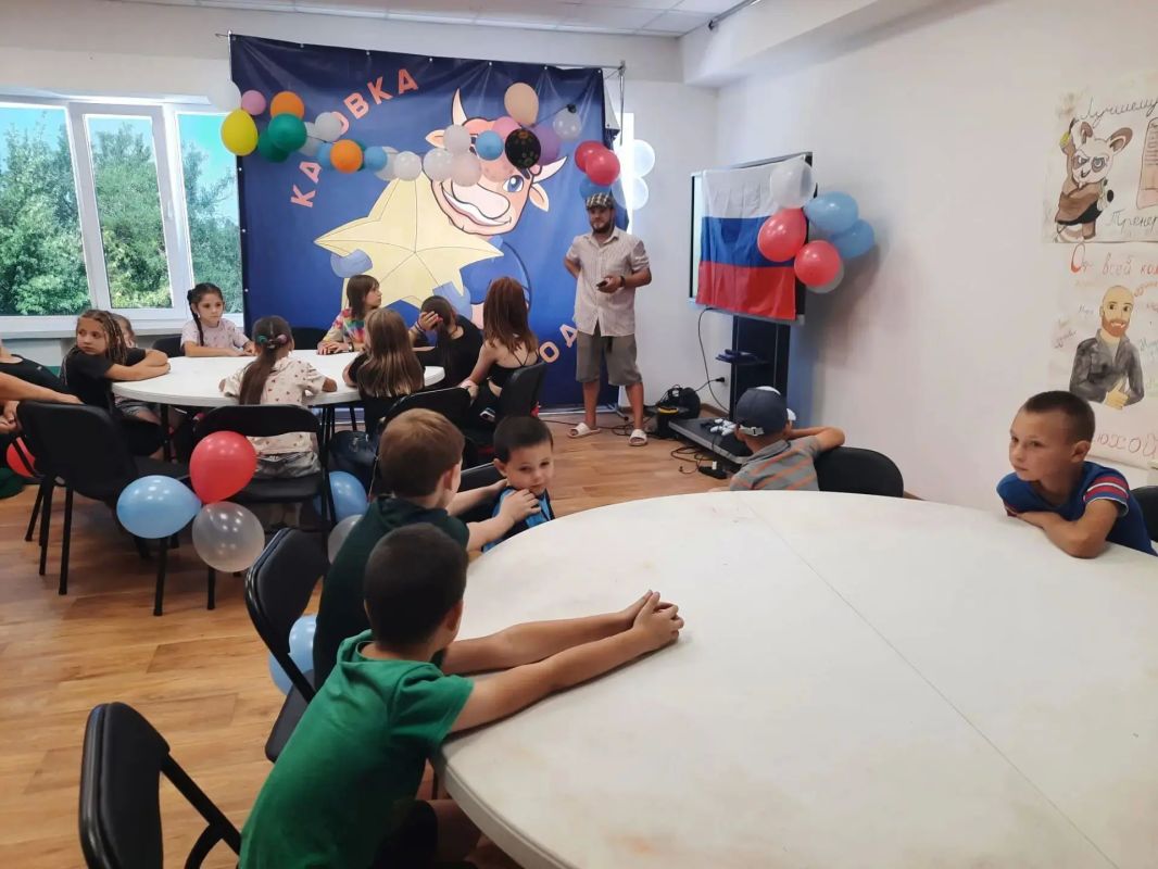 В Молодёжном центре города Каховки прошли конкурсы ко Дню Государственного флага России В Молодёжном центре города Каховки прошли конкурсы ко Дню Государственного флага России