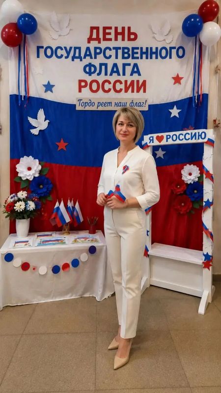 «Три цвета Родины»: в Голопристанском муниципальном округе отметили День Государственного флага России «Три цвета Родины»: в Голопристанском муниципальном округе отметили День Государственного флага России