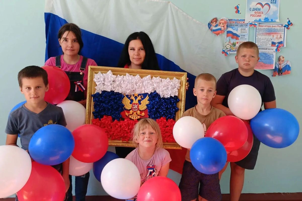 В Красноподольской библиотеке прошёл час общения «Наш российский триколор», приуроченный ко Дню Государственного флага Российской Федерации