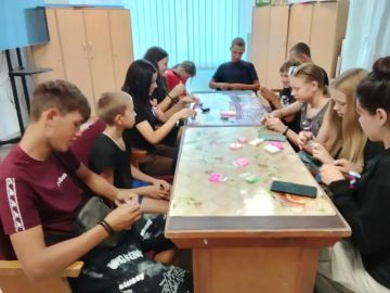 В преддверии Дня флага России в сельском Доме культуры села Григорьевка прошел мастер класс