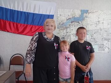 Сотрудники Фёдоровского территориального отдела от всей души поздравляют всех с Днём Государственного флага Российской Федерации! В честь праздника они подготовили видео