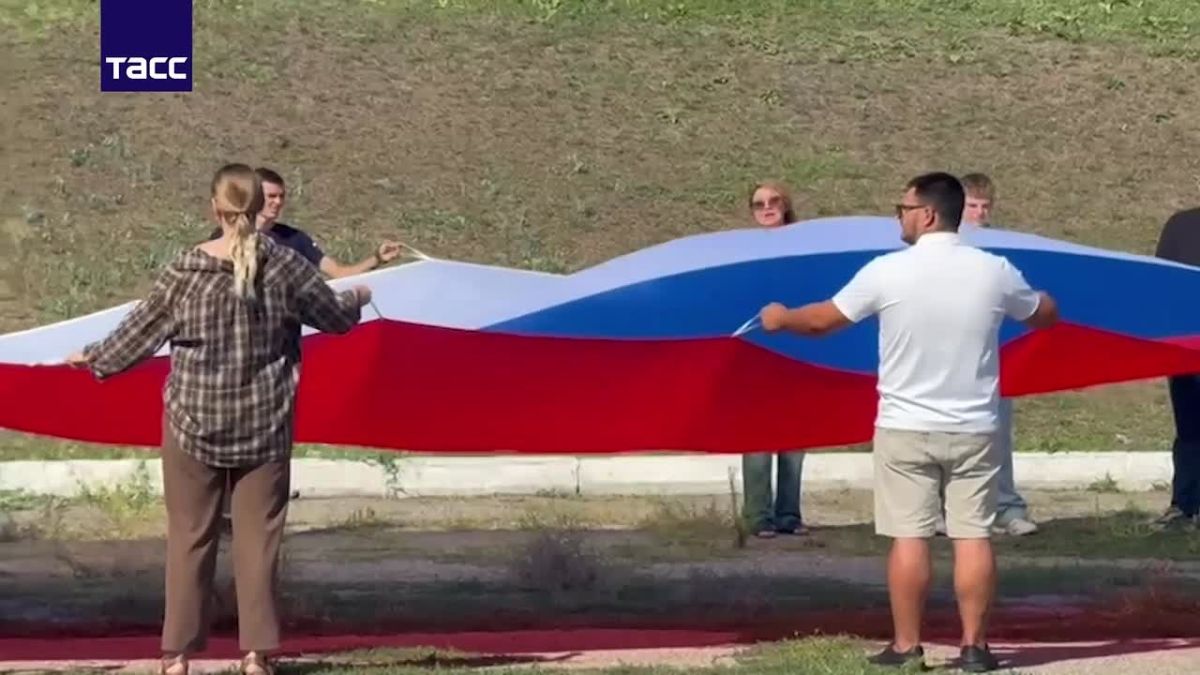 Представители молодежных организаций Херсонской области в честь Дня флага РФ развернули 25-метровый триколор у мемориала защитникам Арабатской Стрелки, оборонявшим подступы к Крыму в годы ВОВ, передает корреспондент ТАСС