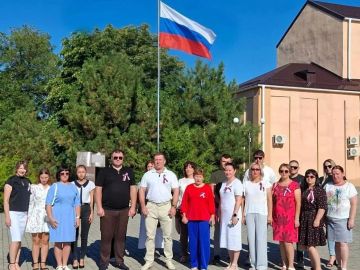 В Нижних Серогозах торжественно подняли флаг России в День триколора