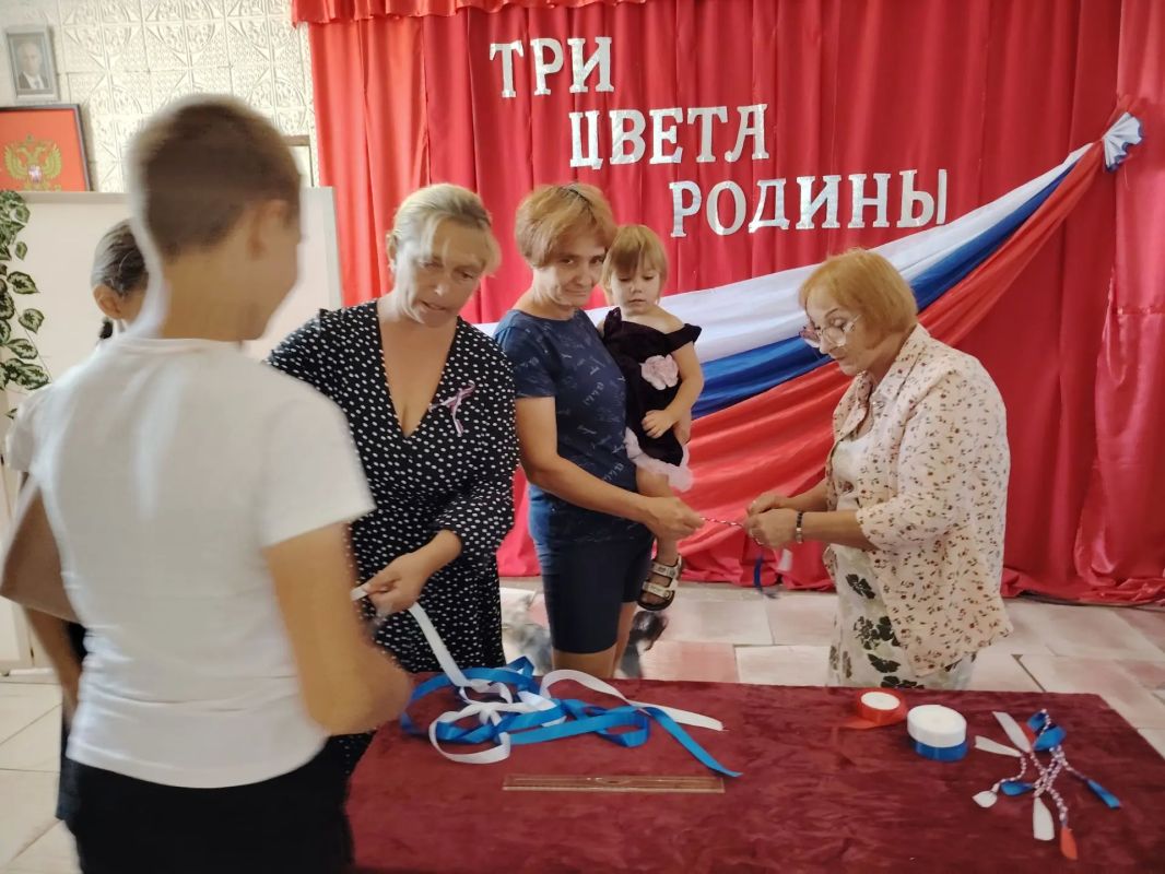 Три цвета Родины: как Раздольненский сельской клуб отметил День Государственного флага Три цвета Родины: как Раздольненский сельской клуб отметил День Государственного флага