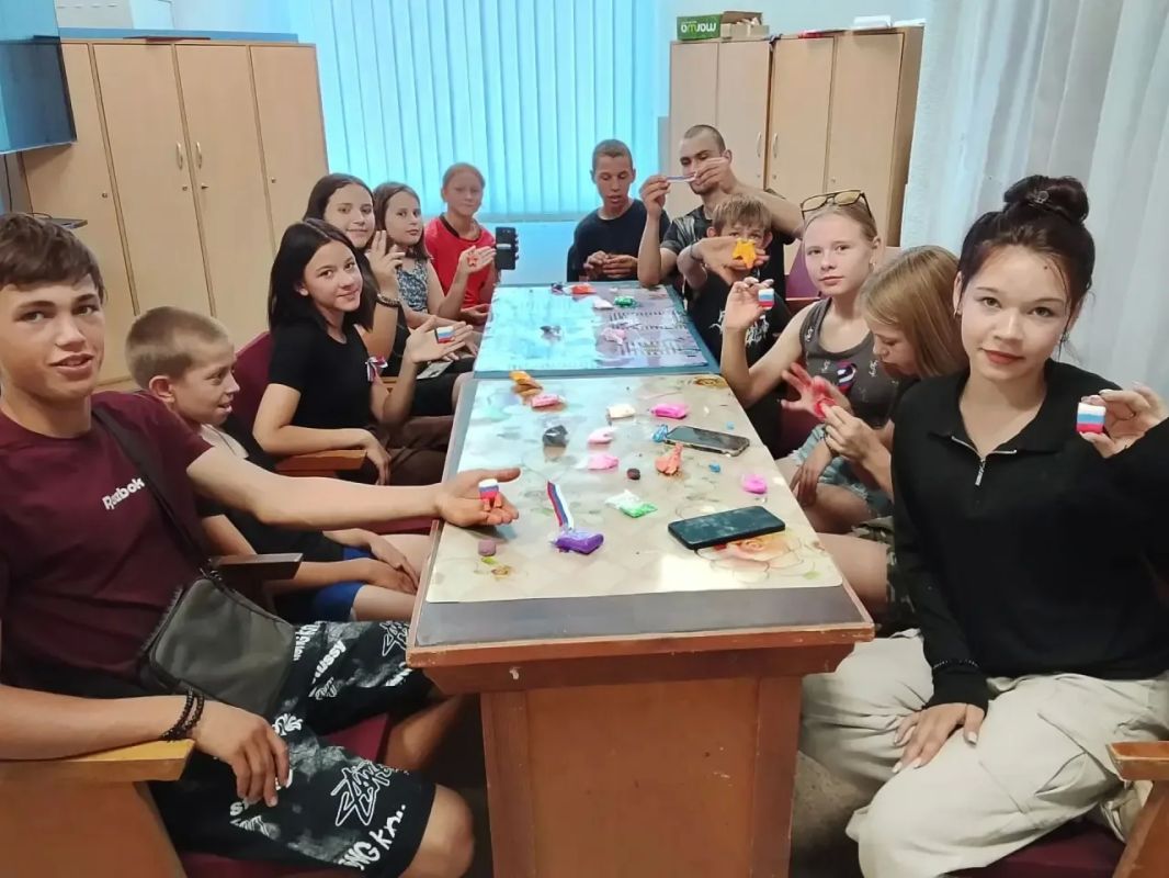 В преддверии Дня флага России в сельском Доме культуры села Григорьевка прошел мастер класс В преддверии Дня флага России в сельском Доме культуры села Григорьевка прошел мастер класс