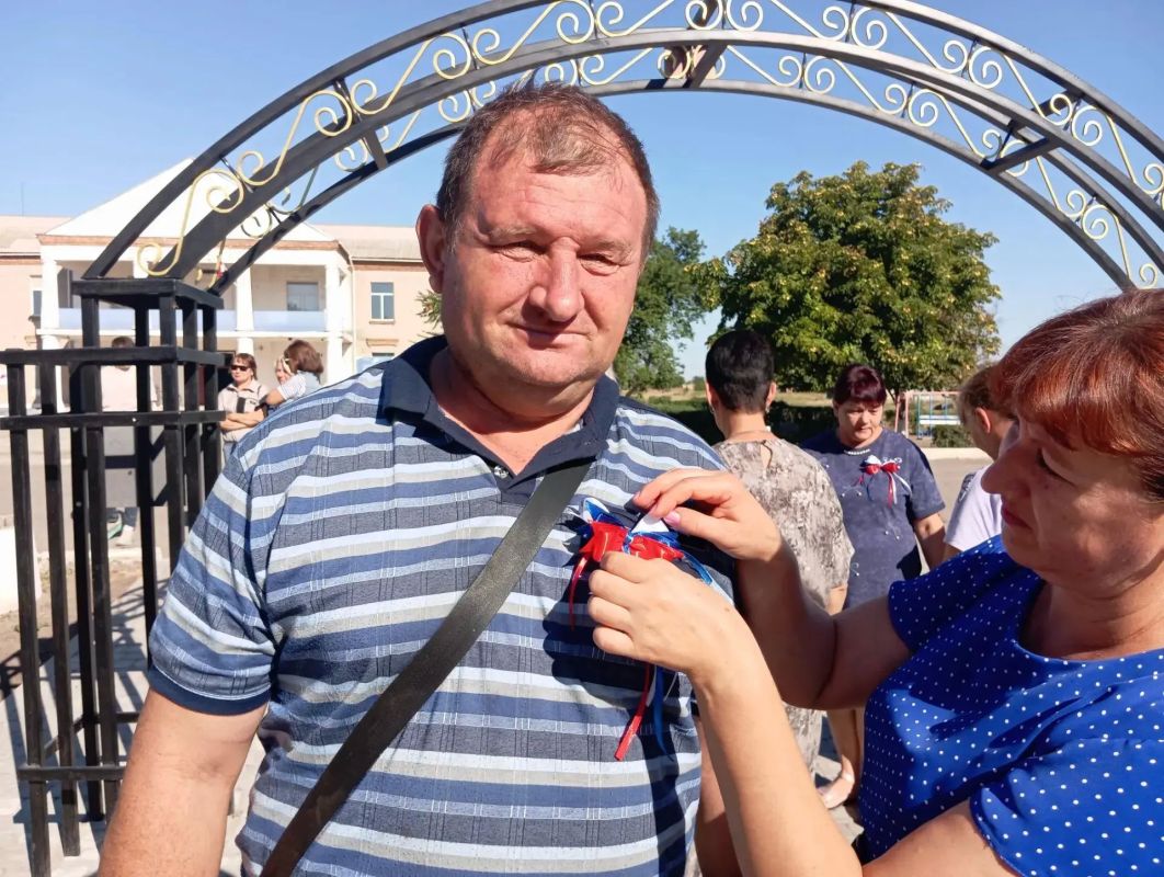 «Наш Российский Триколор»: яркая уличная акция ко Дню флага! «Наш Российский Триколор»: яркая уличная акция ко Дню флага!