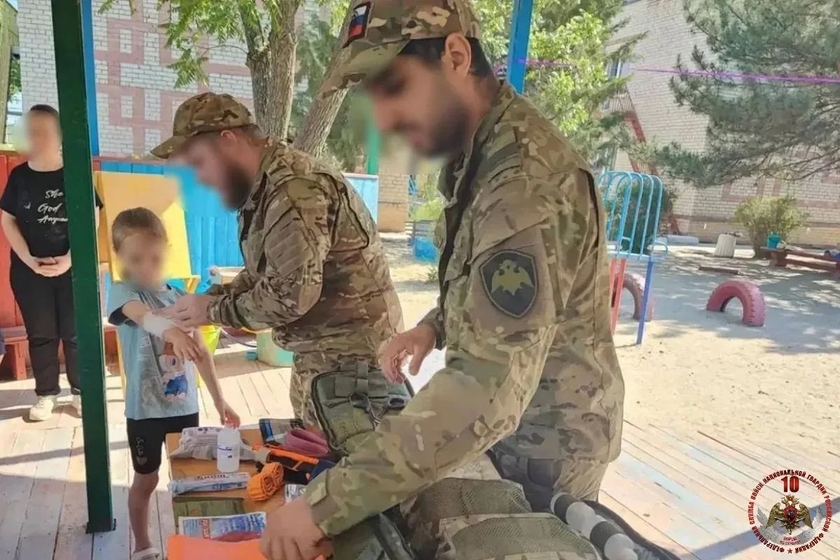 Росгвардейцы в Херсонской и Запорожской областях провели патриотические мероприятия для детей и молодёжи Росгвардейцы в Херсонской и Запорожской областях провели патриотические мероприятия для детей и молодёжи