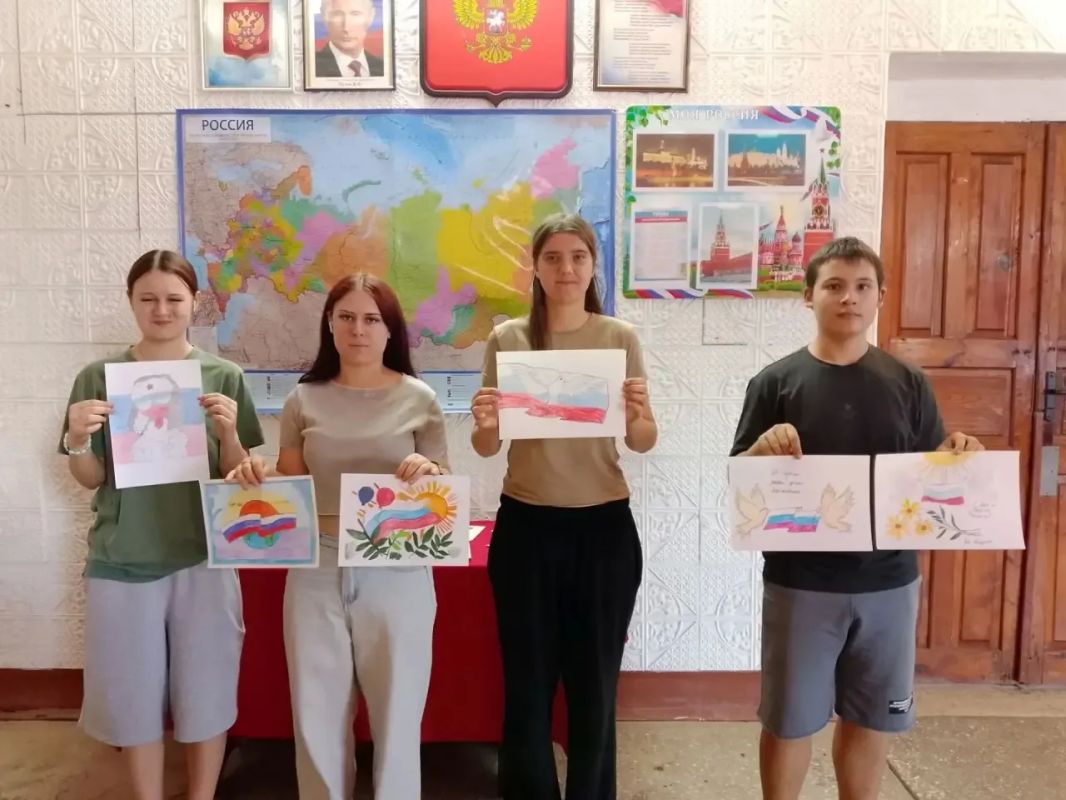 В Хлебодаровском сельском Доме культуры состоялось торжественное мероприятие, посвящённое Дню Государственного флага Российской Федерации В Хлебодаровском сельском Доме культуры состоялось торжественное мероприятие, посвящённое Дню Государственного флага Российской Федерации