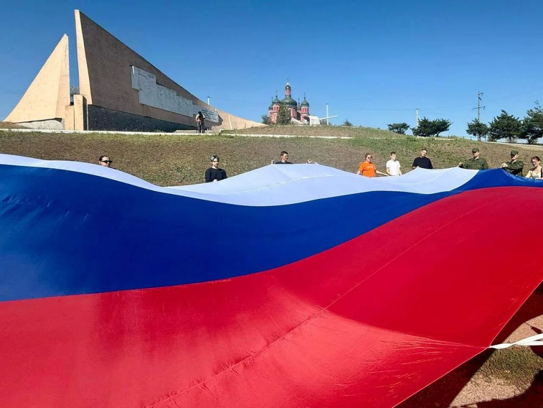 Офицеры СК России в Херсонской области отметили День Государственного флага Офицеры СК России в Херсонской области отметили День Государственного флага