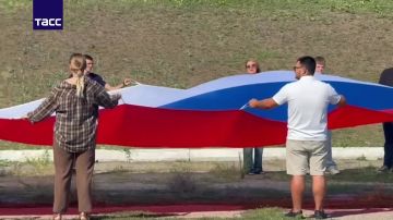 Представители молодежных организаций Херсонской области в честь Дня флага РФ развернули 25-метровый триколор у мемориала защитникам Арабатской Стрелки, оборонявшим подступы к Крыму в годы ВОВ, передает корреспондент ТАСС