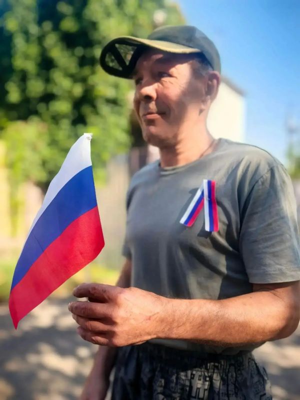 «Три цвета Родины»: в Голопристанском муниципальном округе отметили День Государственного флага России «Три цвета Родины»: в Голопристанском муниципальном округе отметили День Государственного флага России