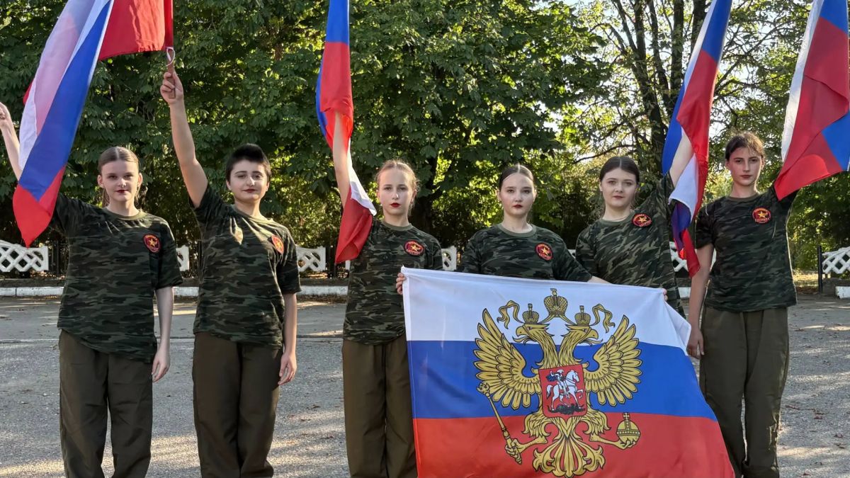 Триколор в движении: праздничный танец ко Дню флага! Триколор в движении: праздничный танец ко Дню флага!