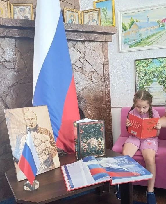 В Скадовском краеведческом музее открылась выставка ко Дню Государственного флага России В Скадовском краеведческом музее открылась выставка ко Дню Государственного флага России