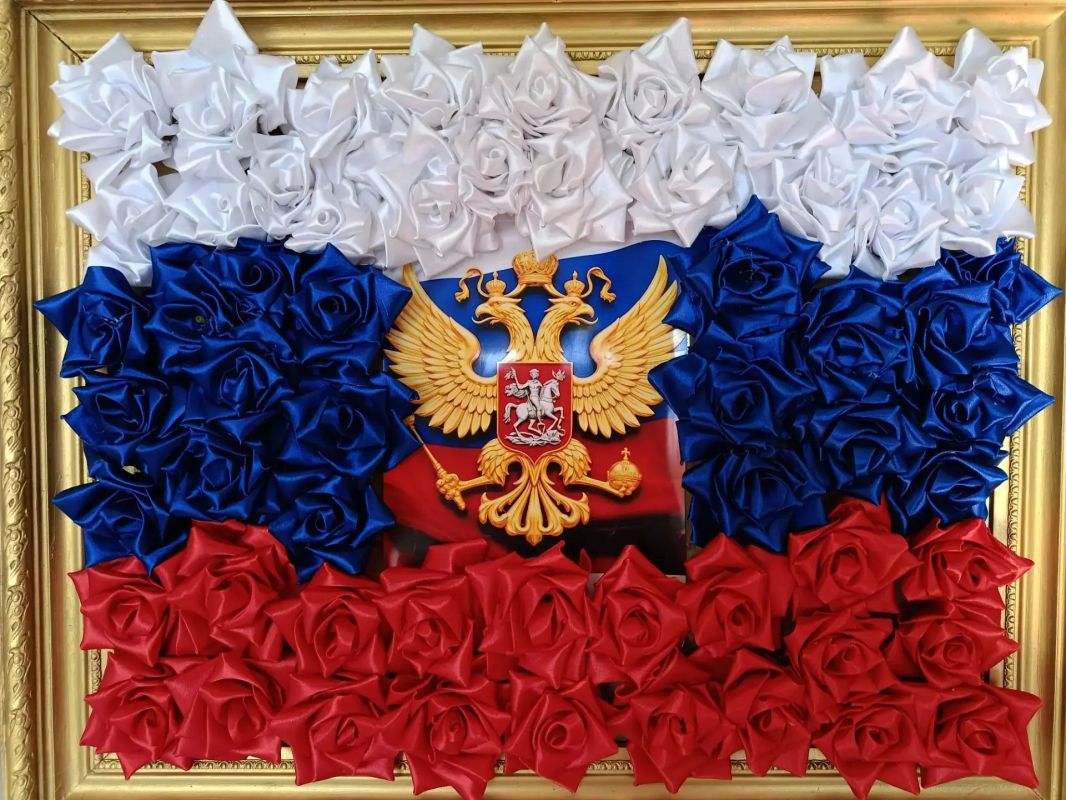 В Красноподольской библиотеке прошёл час общения «Наш российский триколор», приуроченный ко Дню Государственного флага Российской Федерации В Красноподольской библиотеке прошёл час общения «Наш российский триколор», приуроченный ко Дню Государственного флага Российской Федерации