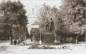 Стоило оживить старый кадр — и проспект Мира в Геническе переносит нас в неспешный ритм 1970-х