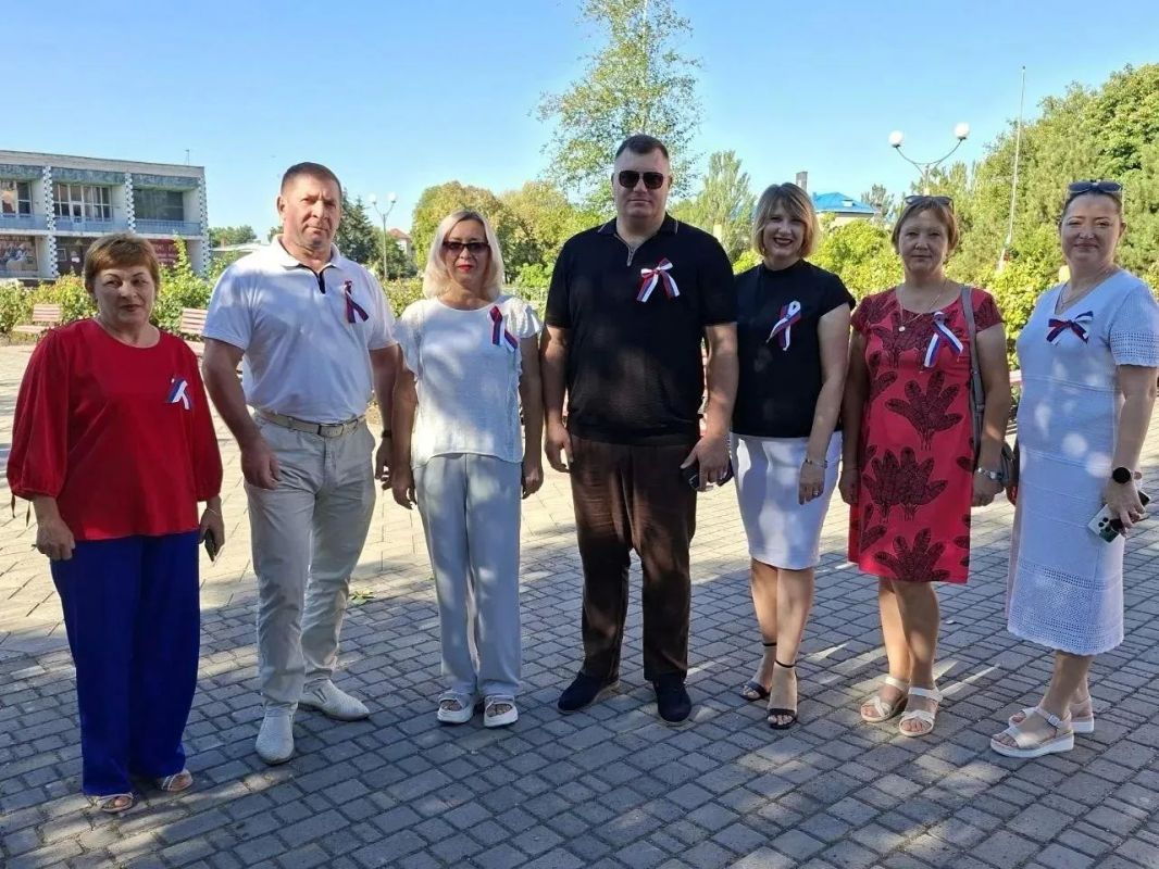 В Нижних Серогозах торжественно подняли флаг России в День триколора В Нижних Серогозах торжественно подняли флаг России в День триколора