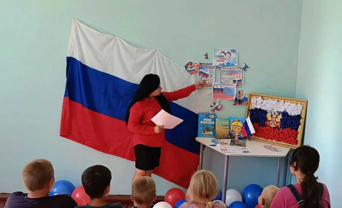 В Красноподольской библиотеке прошёл час общения «Наш российский триколор», приуроченный ко Дню Государственного флага Российской Федерации В Красноподольской библиотеке прошёл час общения «Наш российский триколор», приуроченный ко Дню Государственного флага Российской Федерации