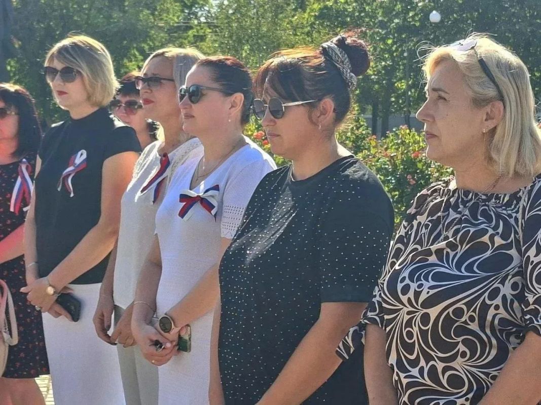 В Нижних Серогозах торжественно подняли флаг России в День триколора В Нижних Серогозах торжественно подняли флаг России в День триколора
