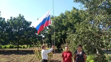 Праздничный митинг: в селе Красная Поляна провели мероприятие ко Дню Государтсвенного флага