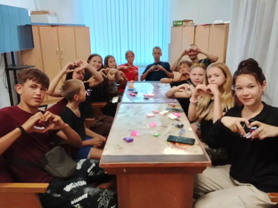 В преддверии Дня флага России в сельском Доме культуры села Григорьевка прошел мастер класс В преддверии Дня флага России в сельском Доме культуры села Григорьевка прошел мастер класс