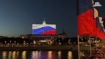 Дом Правительства украсила световая проекция триколора ко Дню флага России