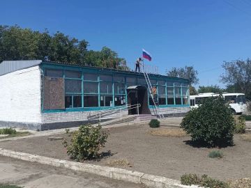 Херсонтранс: К празднику готовы!. Мы подготовились к празднику — на всех автостанциях размещены обновленные флаги, которые напоминают о значении государственного символа