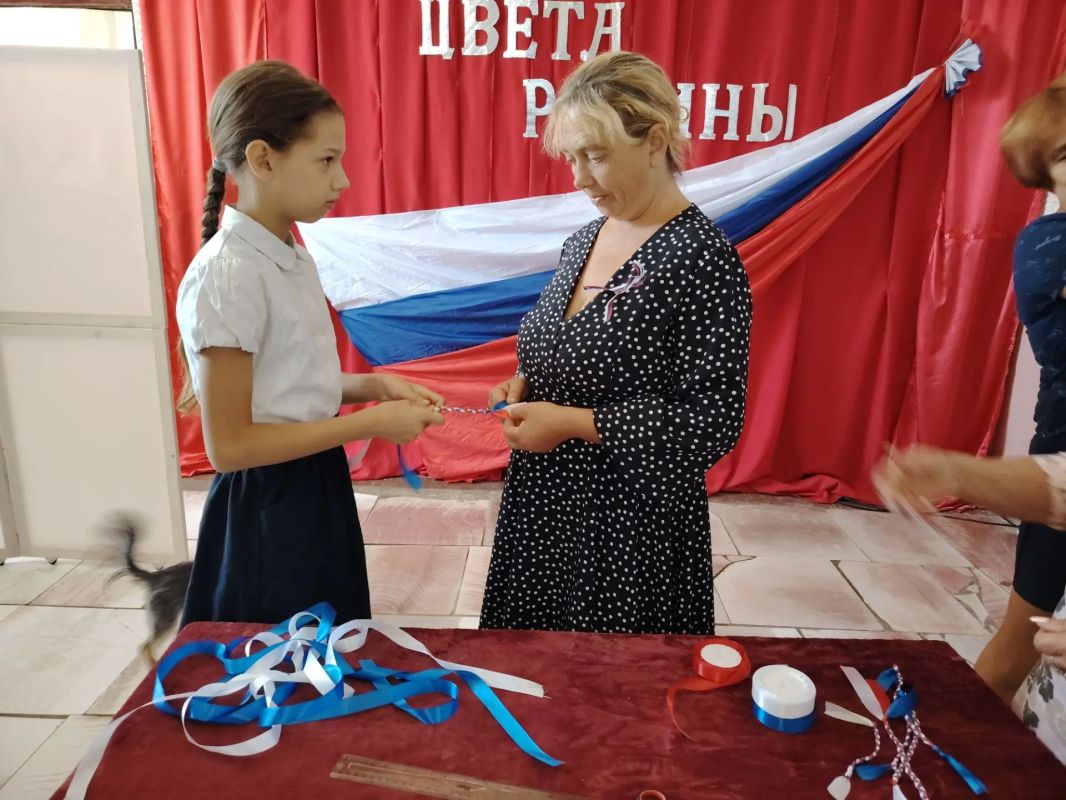 Три цвета Родины: как Раздольненский сельской клуб отметил День Государственного флага Три цвета Родины: как Раздольненский сельской клуб отметил День Государственного флага