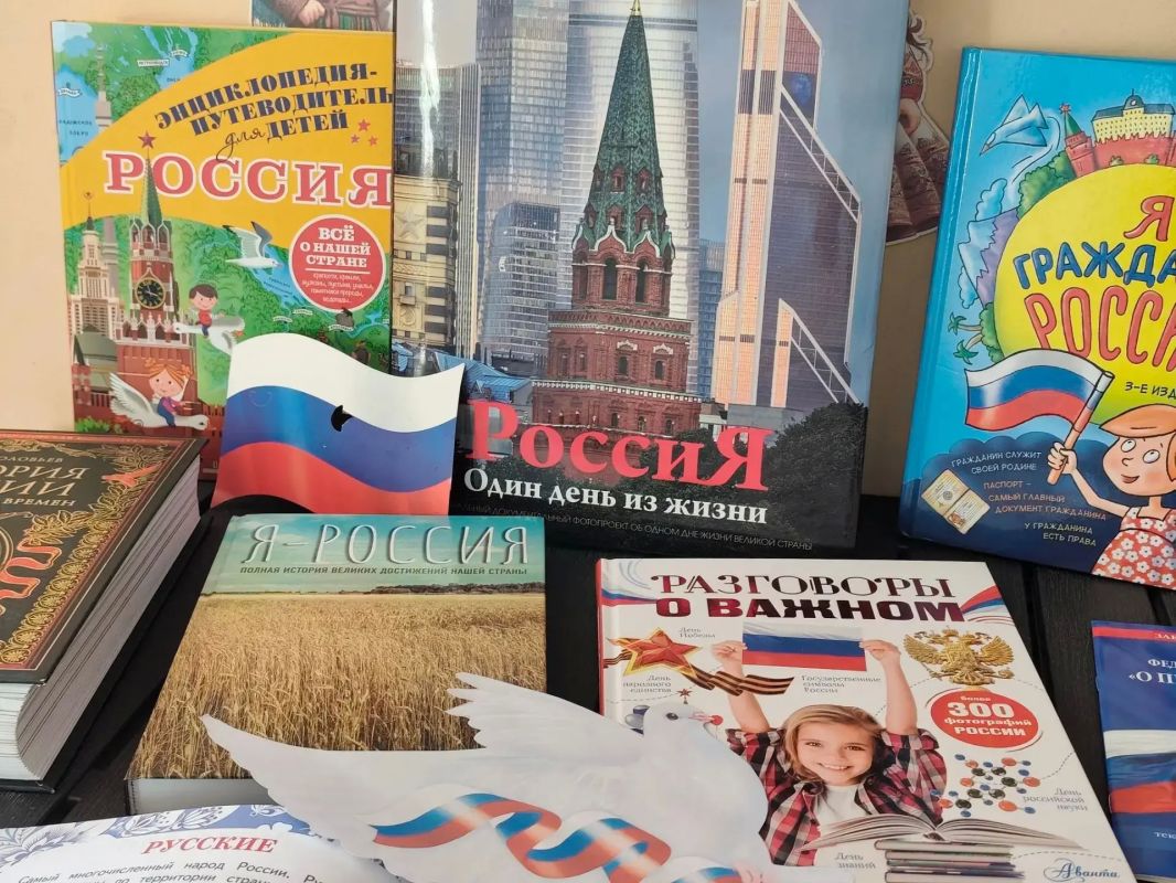 Ко Дню Государственного флага Российской Федерации в Тавричанской сельской библиотеке прошло познавательно-патриотическое мероприятие «Три цвета России» Ко Дню Государственного флага Российской Федерации в Тавричанской сельской библиотеке прошло познавательно-патриотическое мероприятие «Три цвета России»