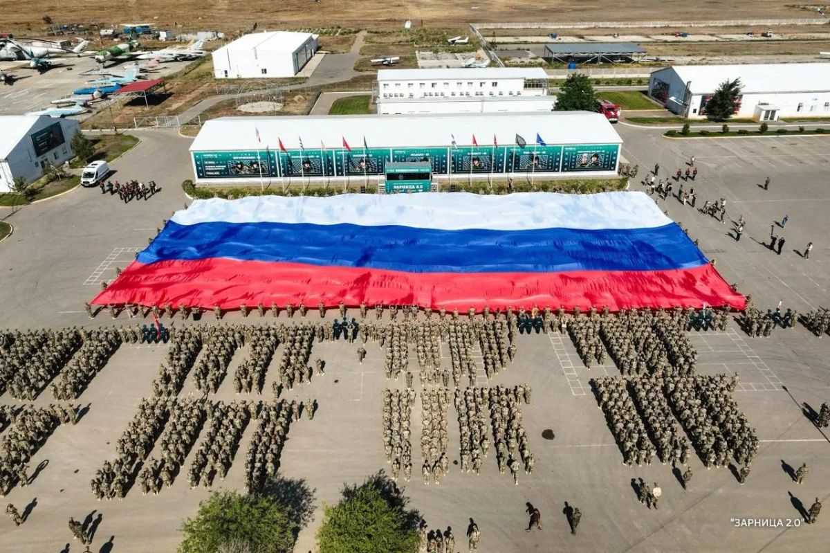 Финал "Зарницы 2.0" стартовал в День флага России на Сталинградской земле