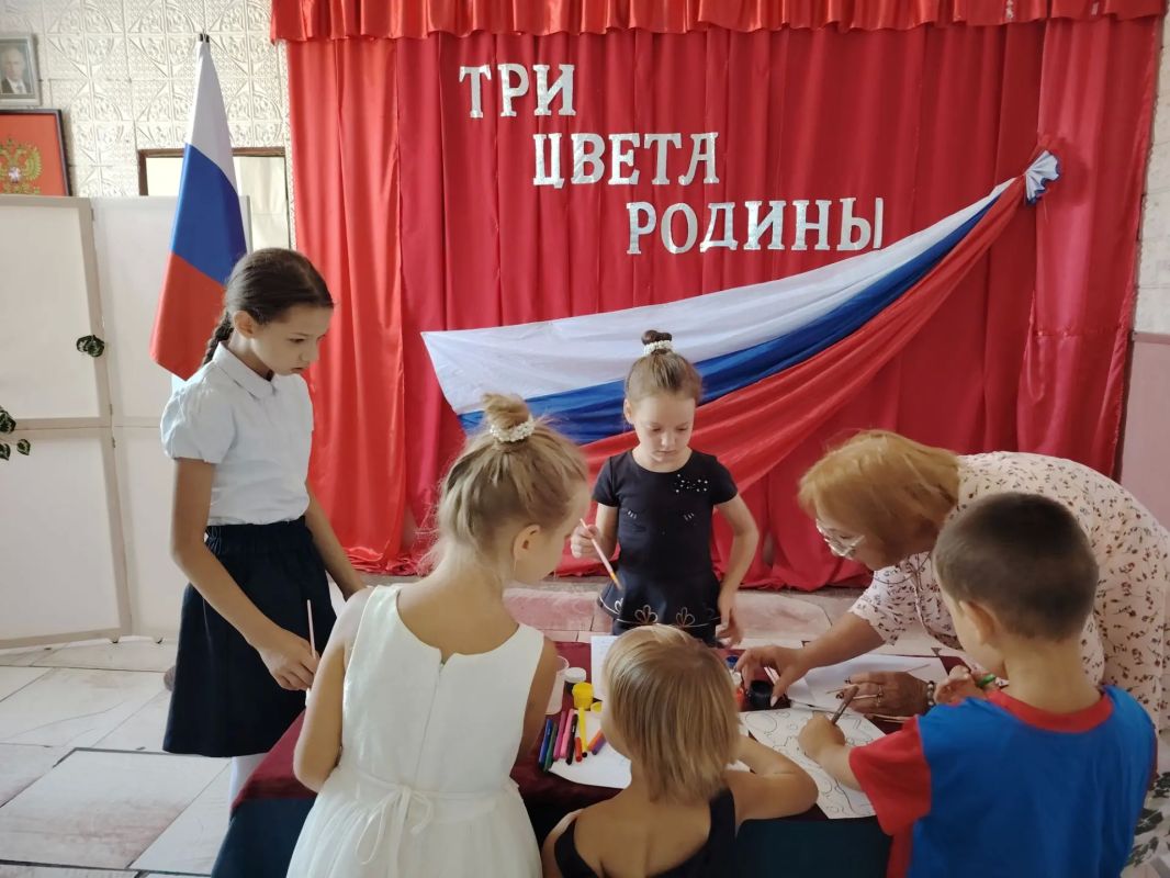 Три цвета Родины: как Раздольненский сельской клуб отметил День Государственного флага Три цвета Родины: как Раздольненский сельской клуб отметил День Государственного флага