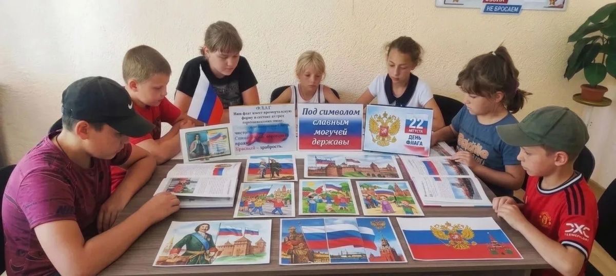 Ко Дню Государственного флага Российской Федерации в Архангельскослободской сельской библиотеке прошёл час познавательной информации Ко Дню Государственного флага Российской Федерации в Архангельскослободской сельской библиотеке прошёл час познавательной информации