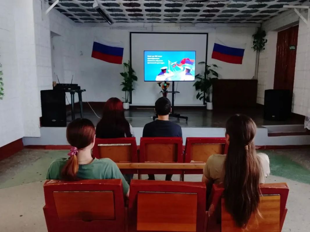 В Хлебодаровском сельском Доме культуры состоялось торжественное мероприятие, посвящённое Дню Государственного флага Российской Федерации В Хлебодаровском сельском Доме культуры состоялось торжественное мероприятие, посвящённое Дню Государственного флага Российской Федерации