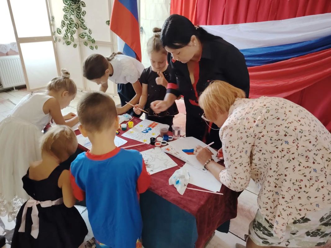Три цвета Родины: как Раздольненский сельской клуб отметил День Государственного флага Три цвета Родины: как Раздольненский сельской клуб отметил День Государственного флага