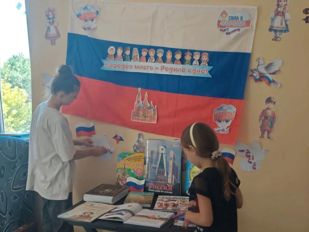 Ко Дню Государственного флага Российской Федерации в Тавричанской сельской библиотеке прошло познавательно-патриотическое мероприятие «Три цвета России» Ко Дню Государственного флага Российской Федерации в Тавричанской сельской библиотеке прошло познавательно-патриотическое мероприятие «Три цвета России»