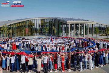 #ВокругФлага: 100 сердец Донбасса и Новороссии объединились в «Сенеже»!