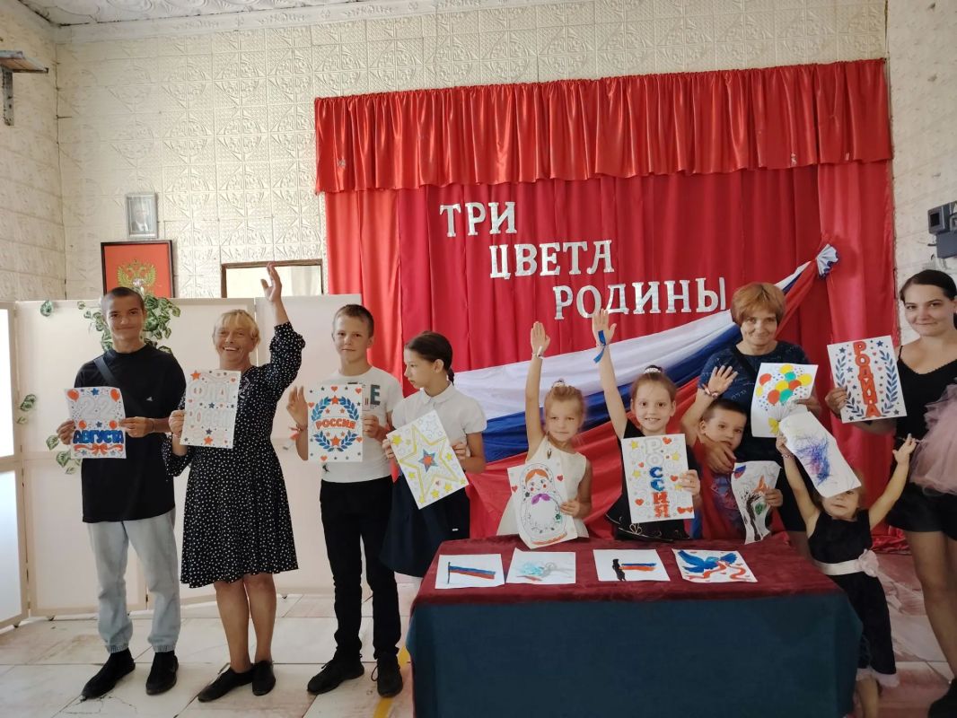 Три цвета Родины: как Раздольненский сельской клуб отметил День Государственного флага Три цвета Родины: как Раздольненский сельской клуб отметил День Государственного флага