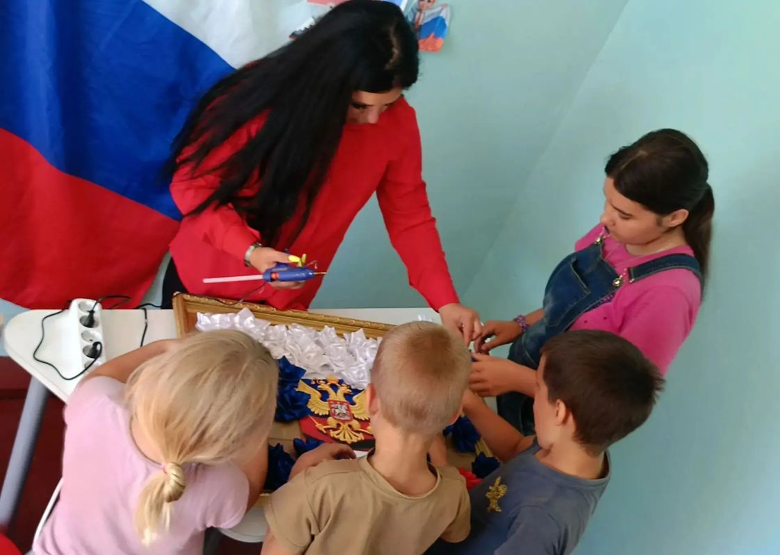 В Красноподольской библиотеке прошёл час общения «Наш российский триколор», приуроченный ко Дню Государственного флага Российской Федерации В Красноподольской библиотеке прошёл час общения «Наш российский триколор», приуроченный ко Дню Государственного флага Российской Федерации