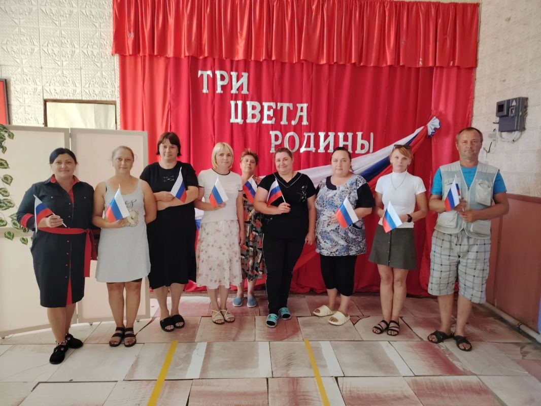 Три цвета Родины: как Раздольненский сельской клуб отметил День Государственного флага Три цвета Родины: как Раздольненский сельской клуб отметил День Государственного флага
