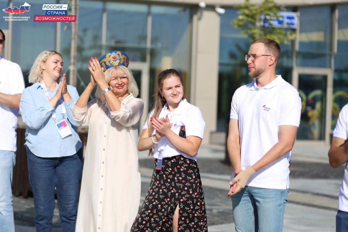 #ВокругФлага: 100 сердец Донбасса и Новороссии объединились в «Сенеже»! #ВокругФлага: 100 сердец Донбасса и Новороссии объединились в «Сенеже»!