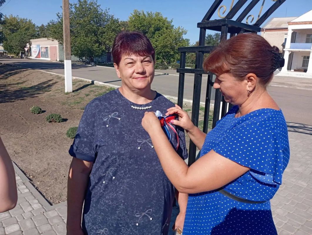 «Наш Российский Триколор»: яркая уличная акция ко Дню флага! «Наш Российский Триколор»: яркая уличная акция ко Дню флага!