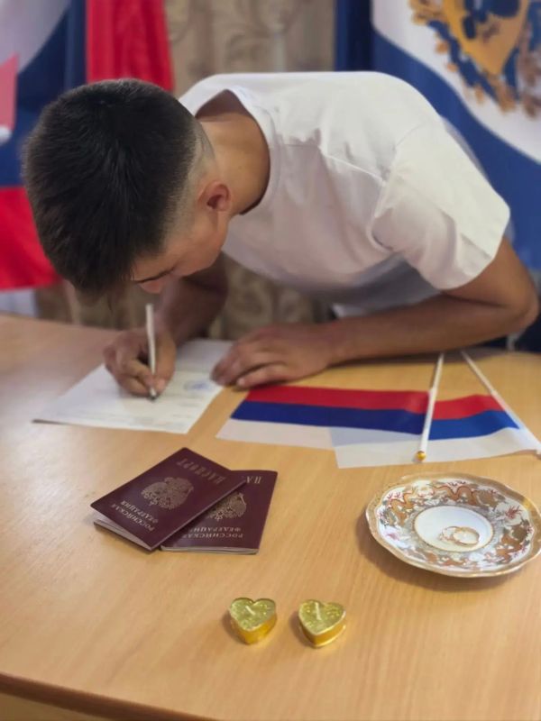 В Новотроицком ЗАГСе в преддверии и в День Государственного флага РФ прошли торжественные регистрации браков В Новотроицком ЗАГСе в преддверии и в День Государственного флага РФ прошли торжественные регистрации браков